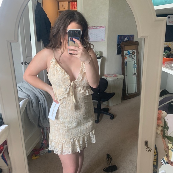 Cream Lace Dress - Picture 5 of 5